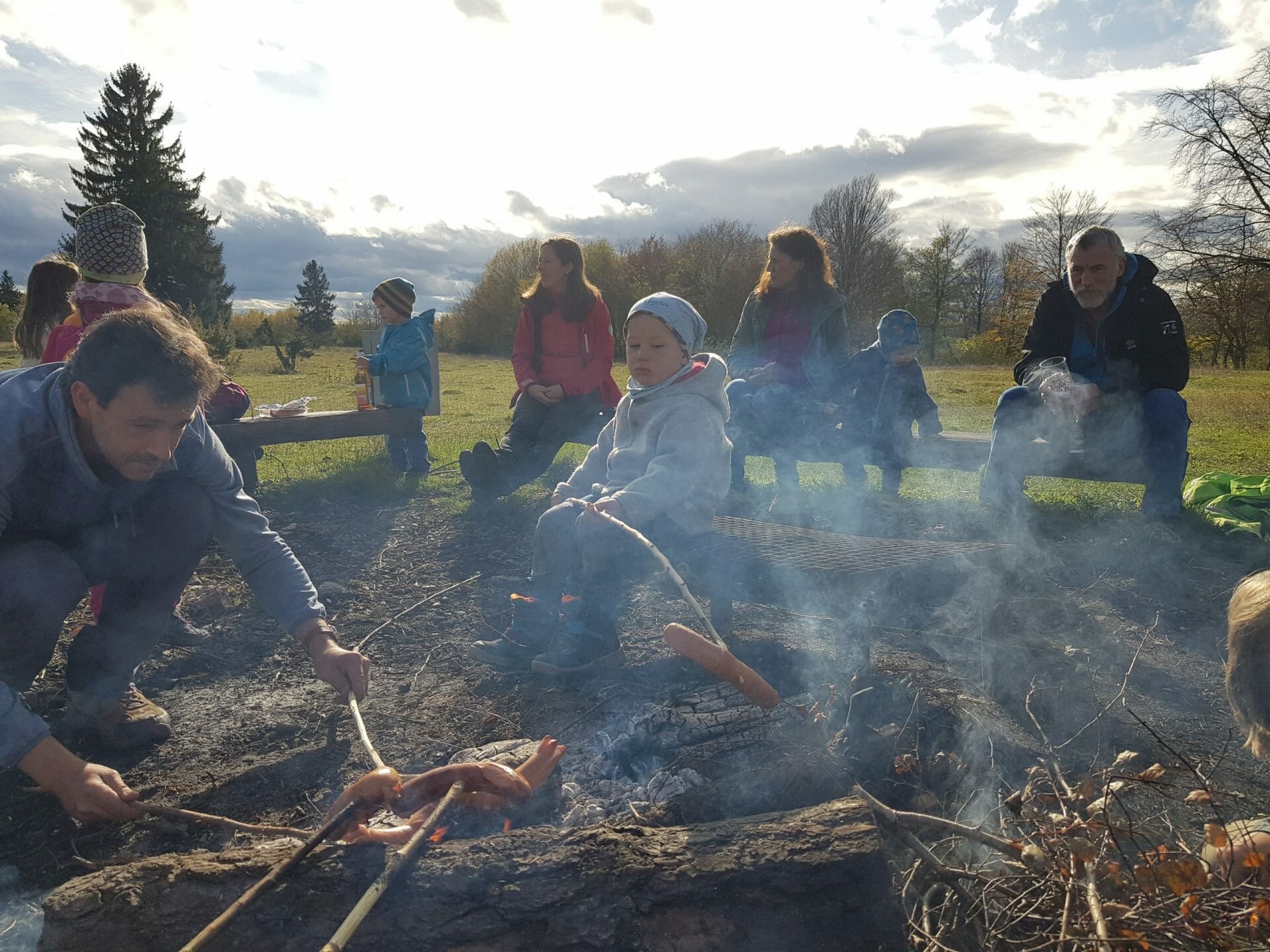 Eine rote Wurst am offenen Feuer