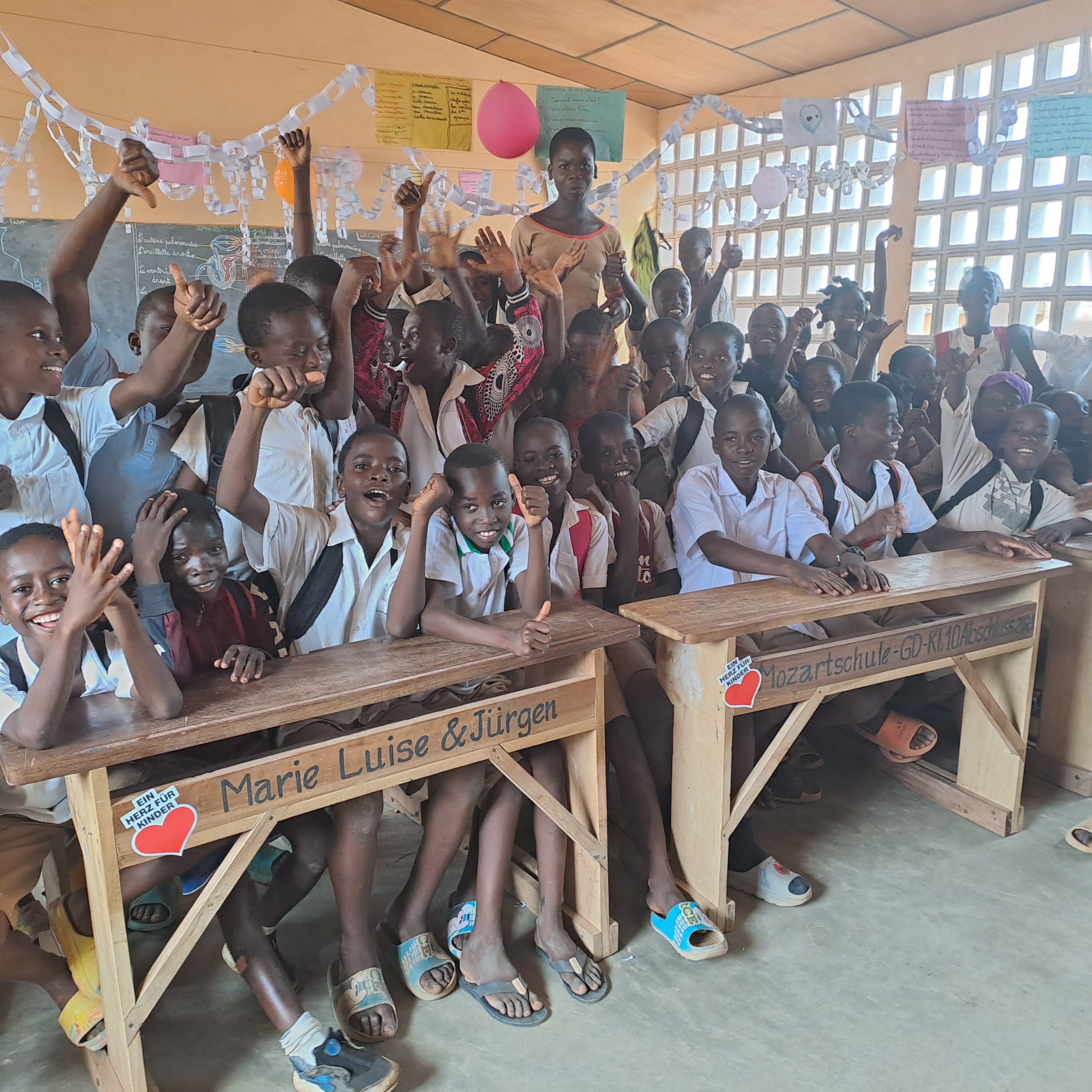Schulbänke in Togo